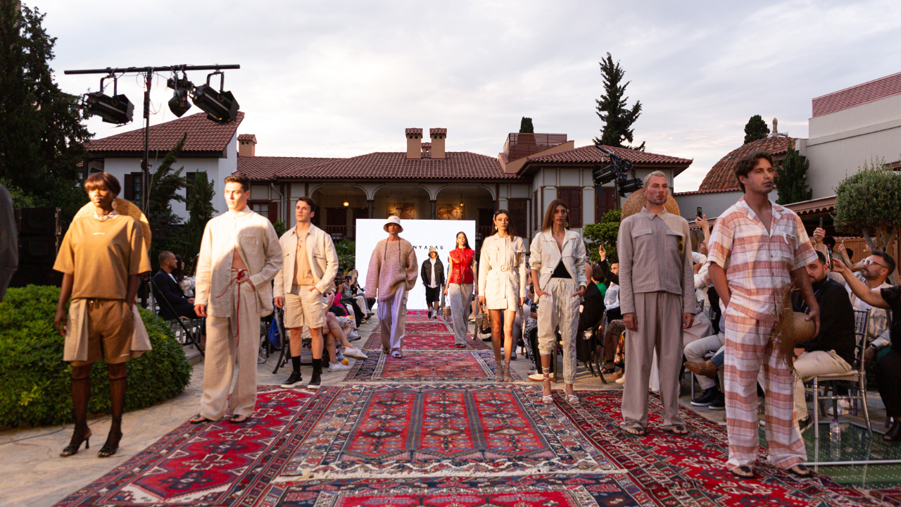 Antalya Fashion Week’te Tarih ve Moda Buluştu: Halı Üzerinde Defile!
