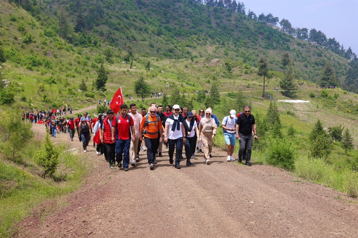 Mersin'de 19 Mayıs'ta Doğa ve Gençlik Buluştu: Vali Pehlivan Yürüyüşe Katıldı