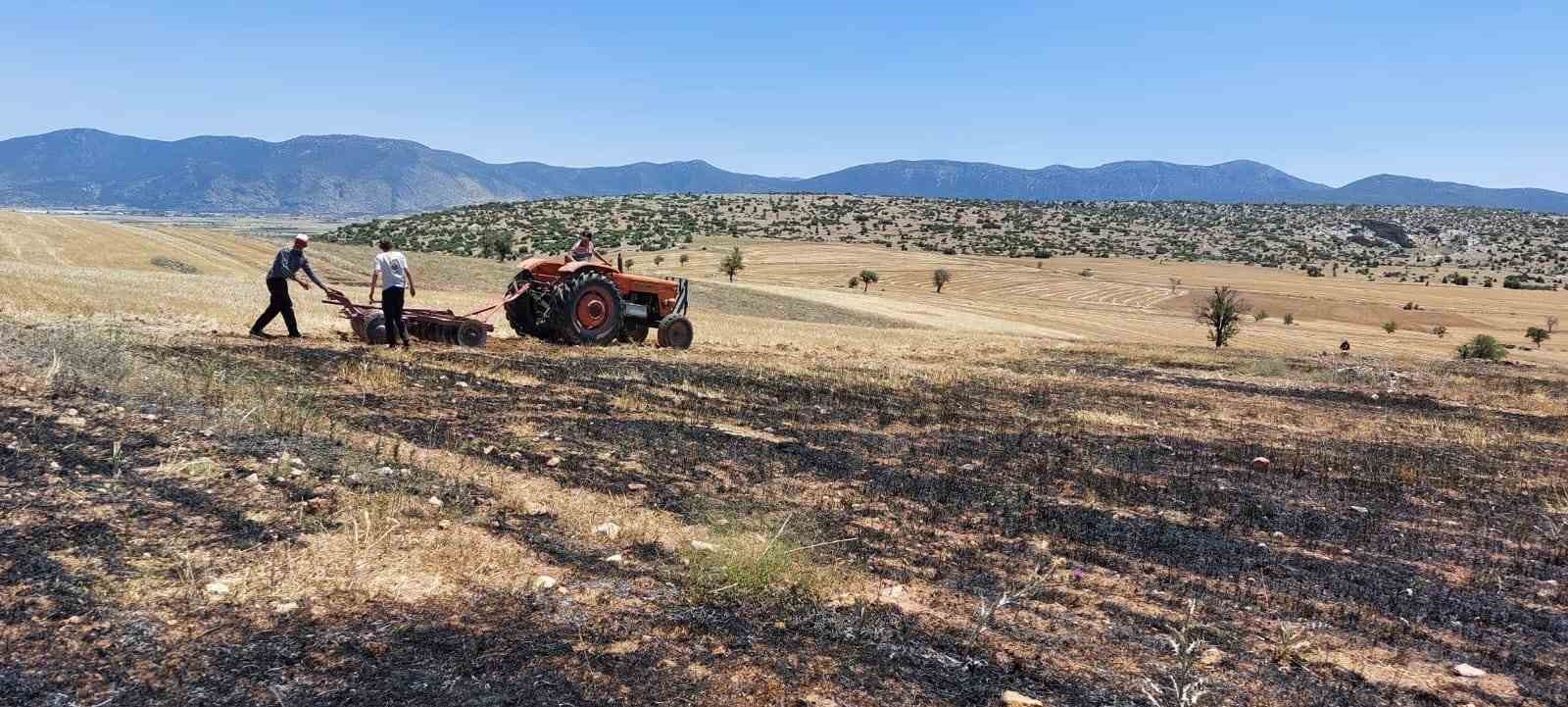 100 dönümlük arpa ekili alan yandı