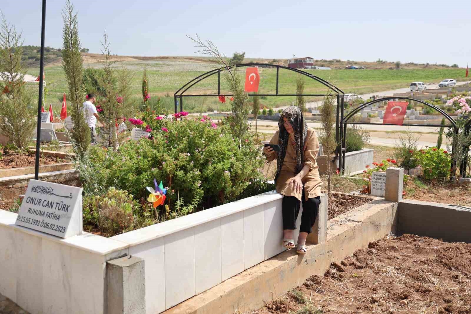Depremde oğlunu kaybeden anne, mezarı başında gözyaşlarına boğuldu