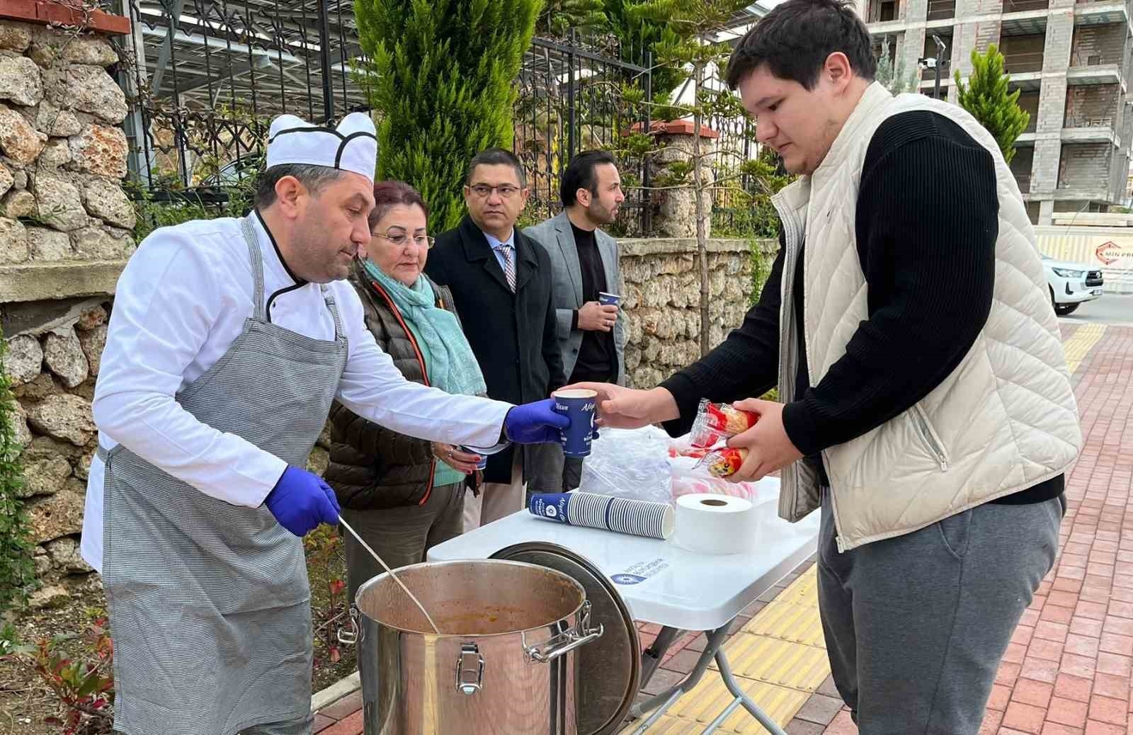 ALKÜ'deki öğrencilere sınav öncesi çorba ikramı