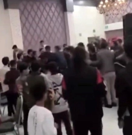 Düğünde sahne anlaşmazlığı kavgasında sandalyeler havada uçtu