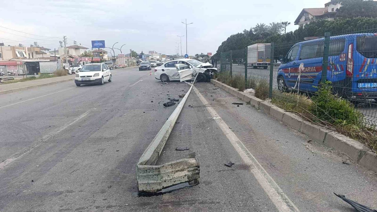 Otomobil ile hafif ticari aracın kazası güvenlik kamerasında: 2 yaralı