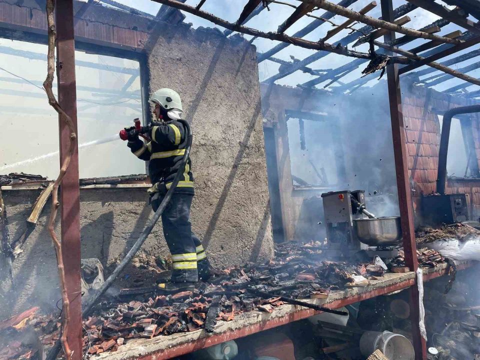 Çıkan yangında ev kullanılamaz hale geldi