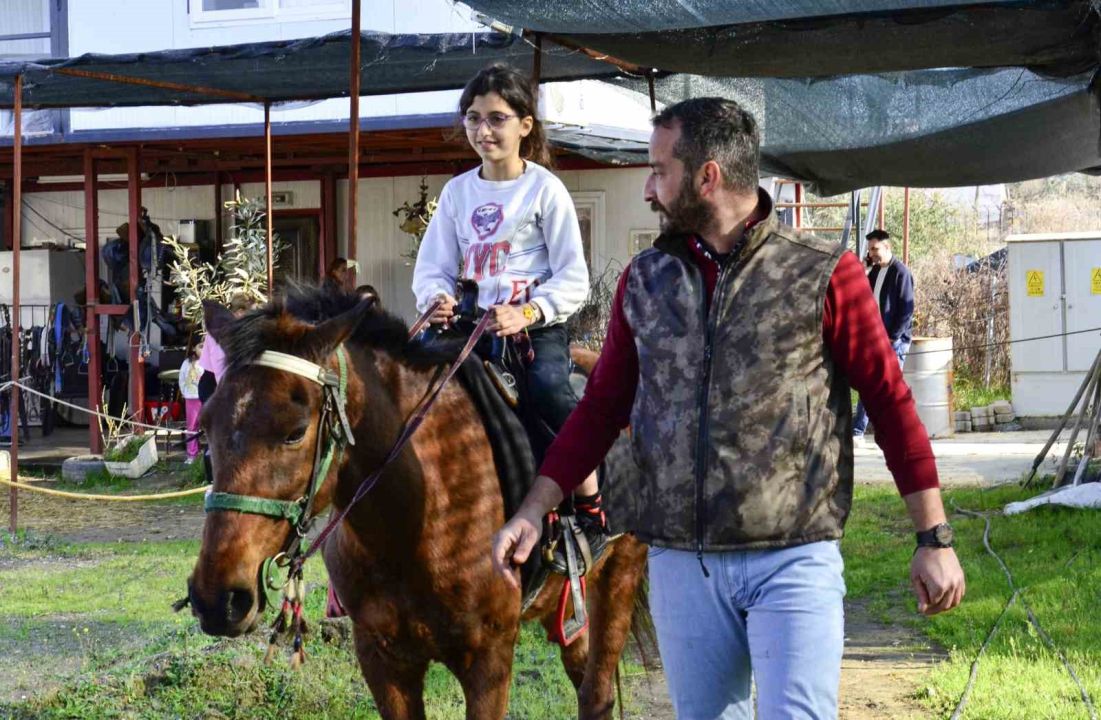 At binme çiftliğini özel ve kimsesiz çocukların hizmetine sundu