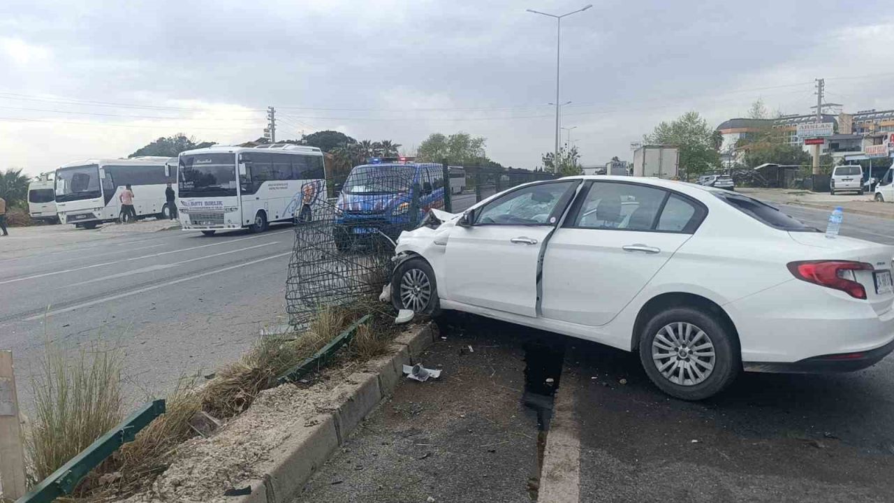 Otomobil ile hafif ticari aracın kazası güvenlik kamerasında: 2 yaralı