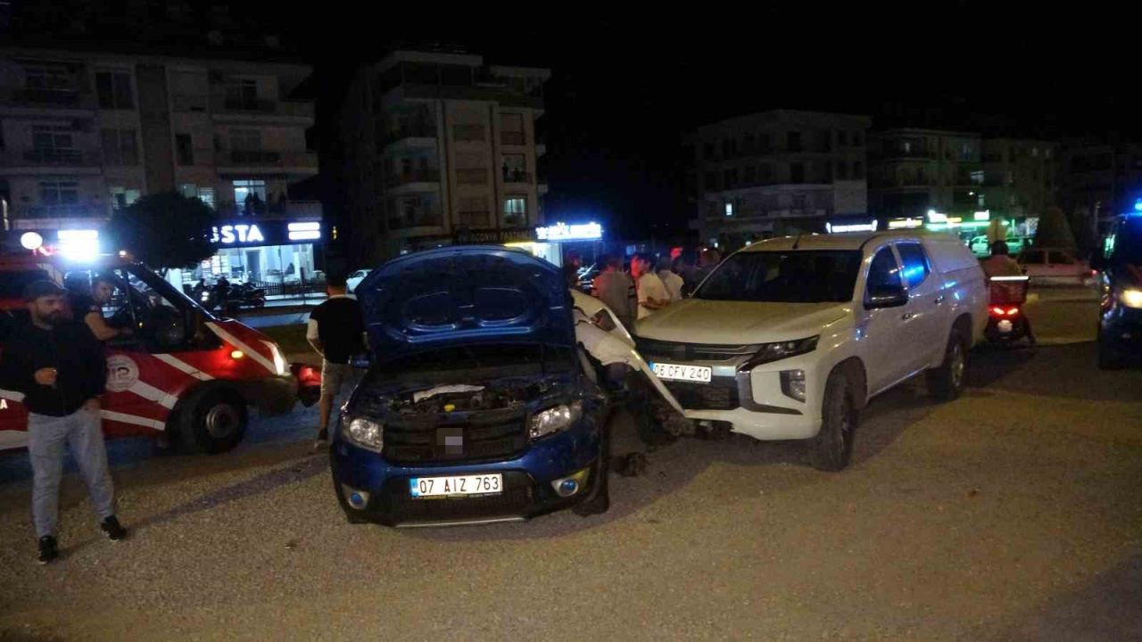 Manavgat Sarılar’da 3 Araçlı Kaza: 1 Kişi Yaralandı