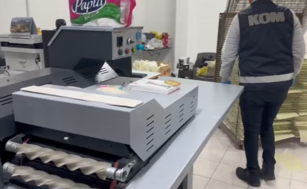 Matbaa Kurup Dolar Basan Şebeke Çökertildi: 7 Milyon 99 Bin Sahte Dolar Ele Geçirildi