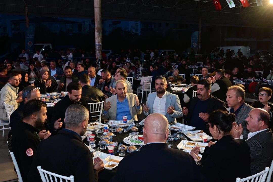 Kocagöz iftar yemeğini mahalle sakinlerine kendi eliyle yaptı
