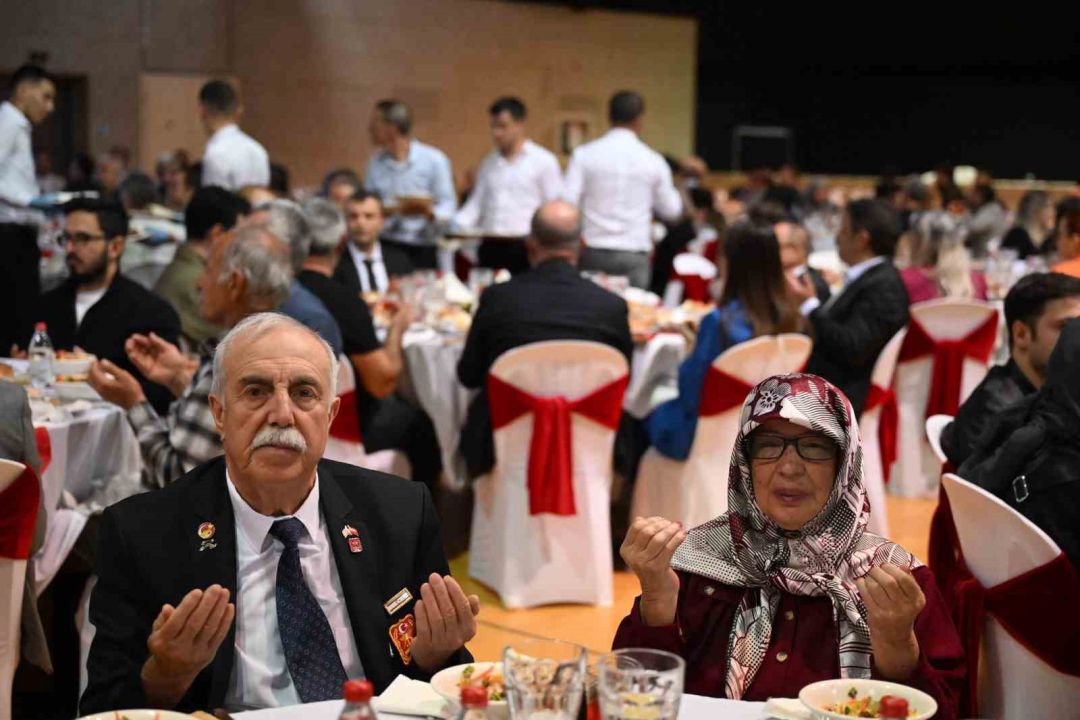 Başkan Böcek şehit yakınları ve gazi aileleri ile iftarda buluştu