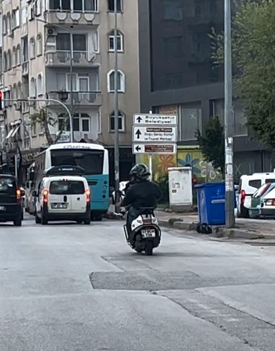 Motosiklette Bacak Bacak Üstüne Atıp Yolculuk Yaptı