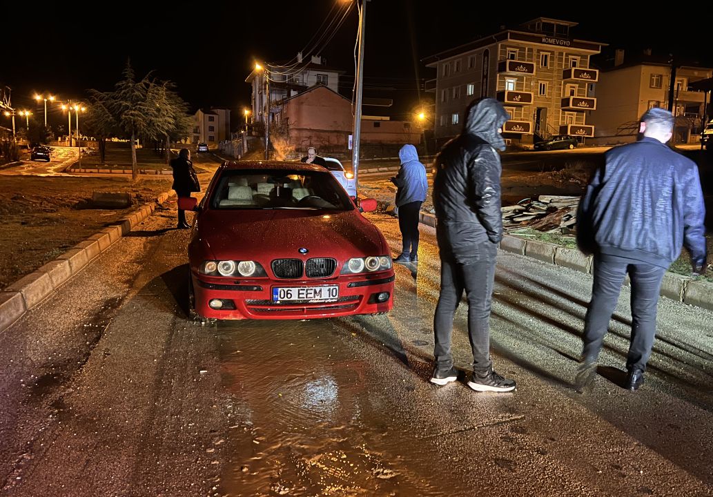 Yalvaç'ta çukura düşen otomobildeki 2 çocuk yaralandı
