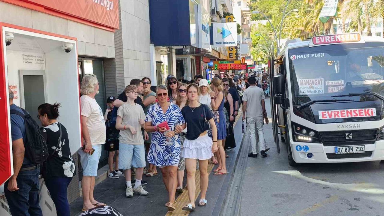 Otellerinden çıkan turistler minibüslerle akın akın bu pazara geliyor