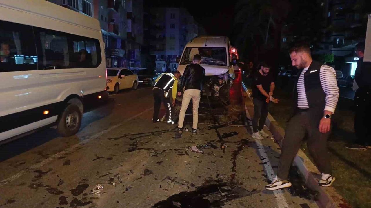Alkollü sürücü kırmızı ışıkta bekleyen araçlara çarptı: 2 yaralı