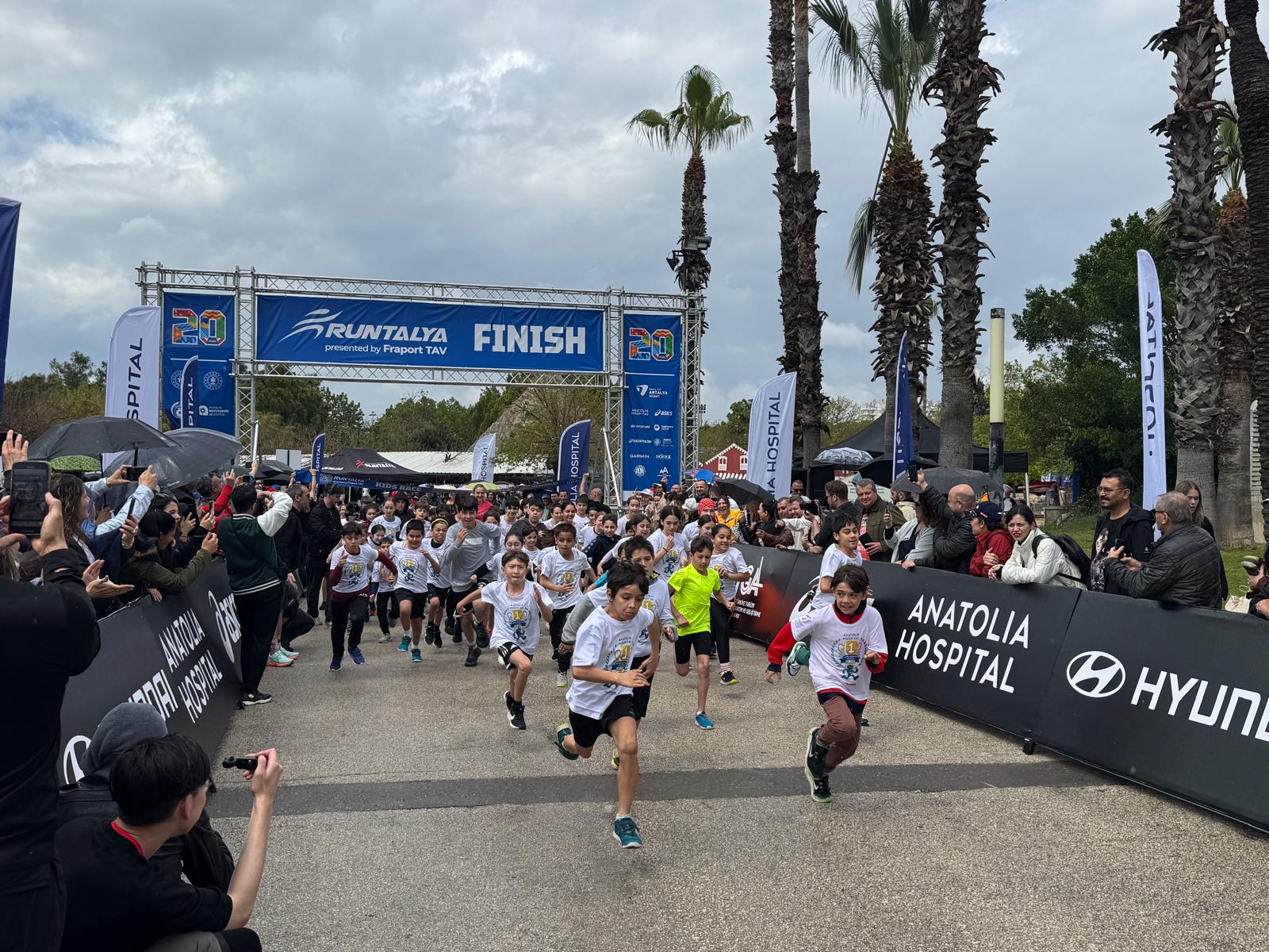 Antalya'da Minikler Yağmur Altında Maraton Koştu