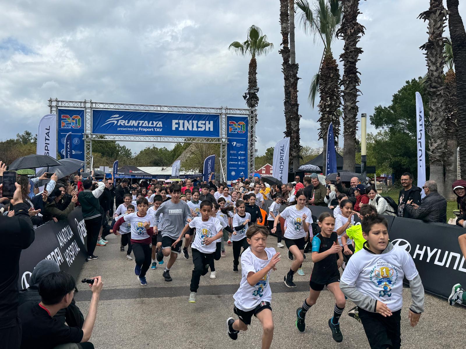 Antalya'da Minikler Yağmur Altında Maraton Koştu