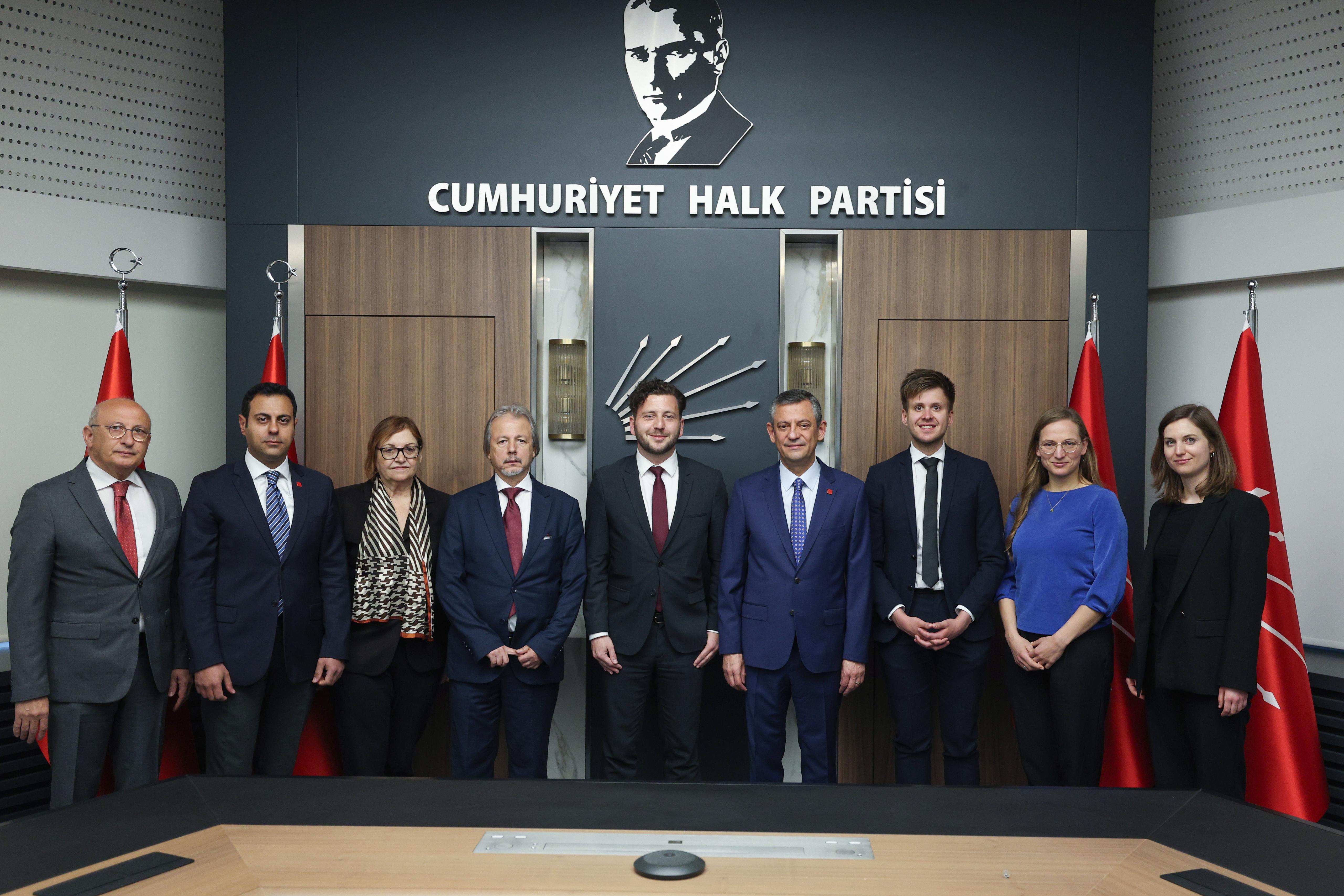 Özel, Almanya Yeşiller Partisi Eş Genel Başkanı Banaszak ile Görüştü