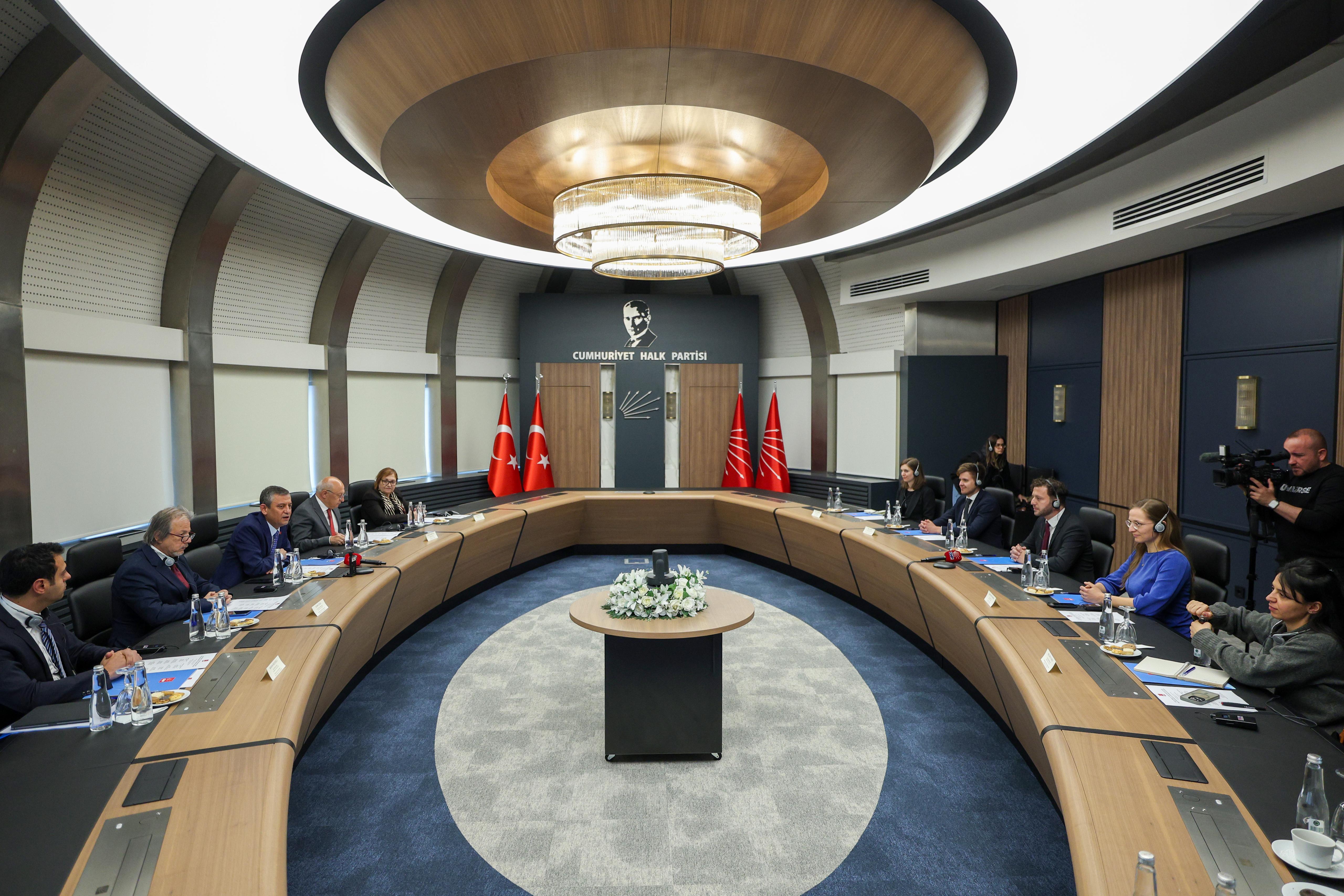 Özel, Almanya Yeşiller Partisi Eş Genel Başkanı Banaszak ile Görüştü