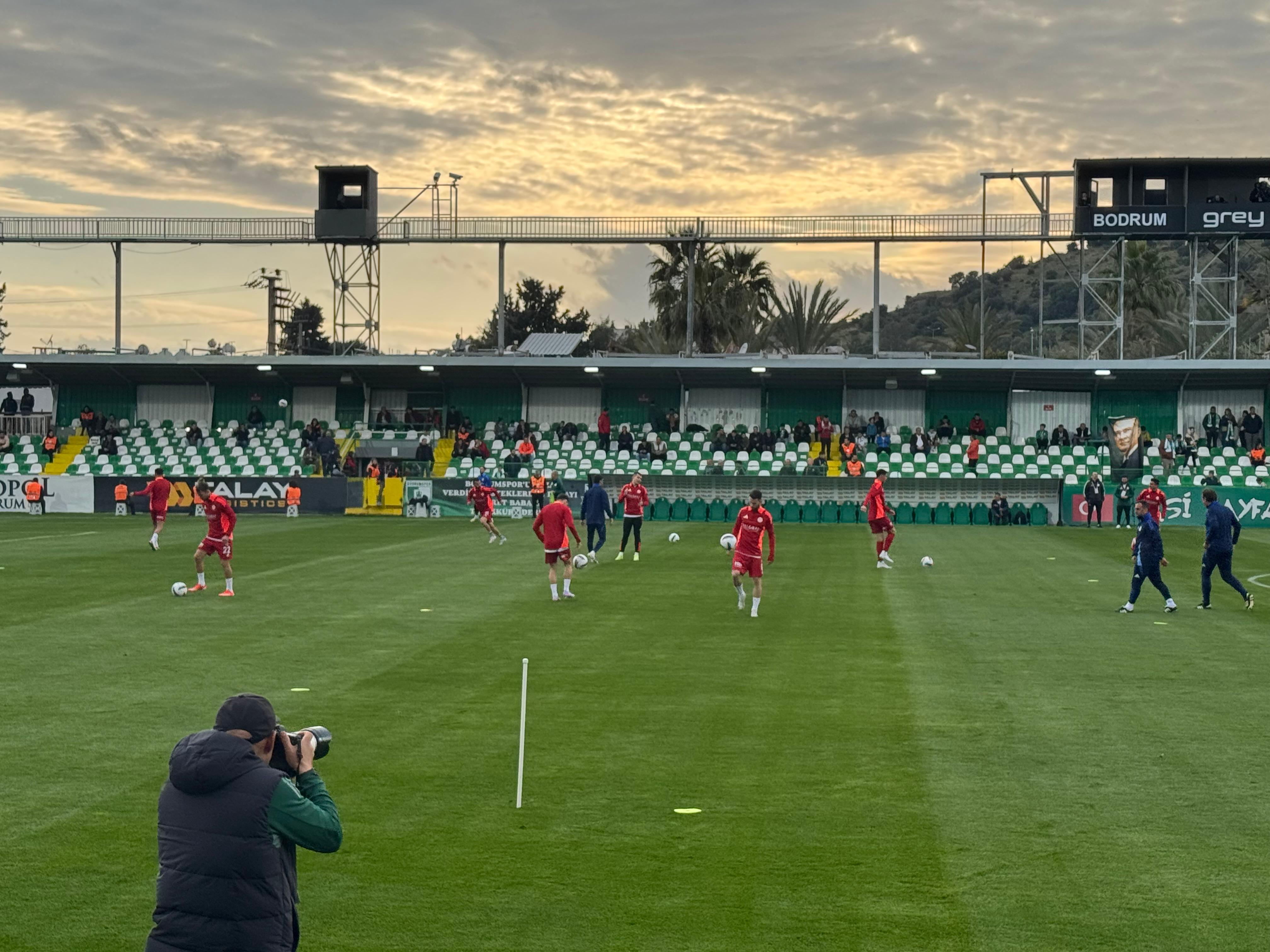 Antalyaspor Isınmak İçin Sahaya Çıktı