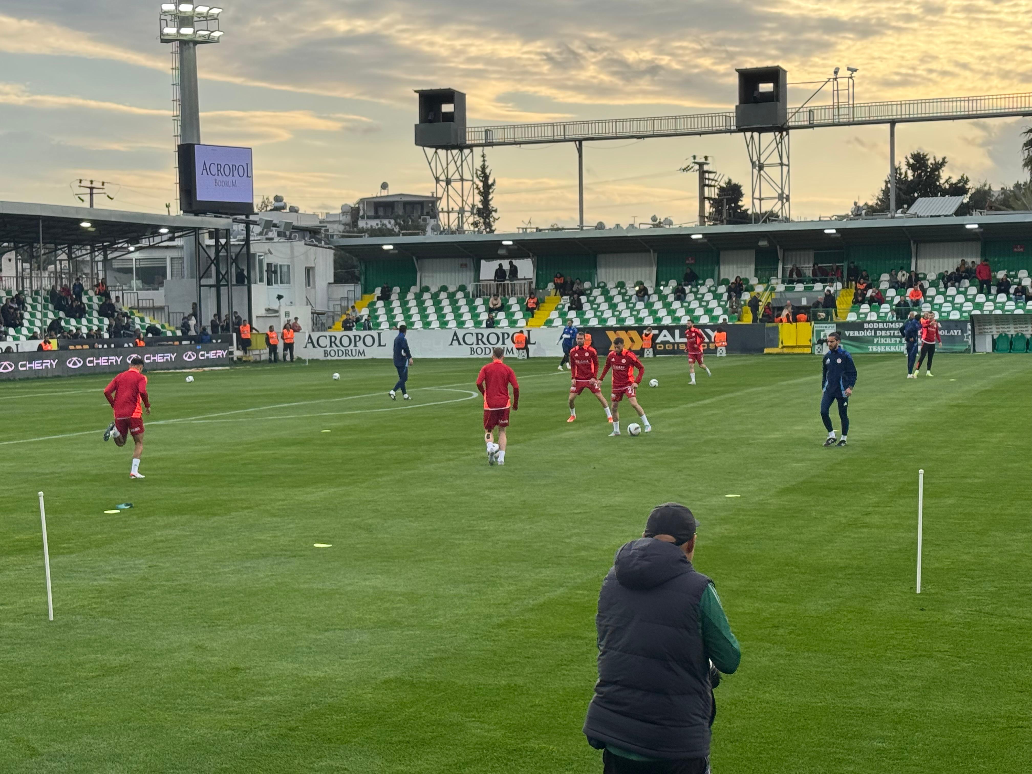 Antalyaspor Isınmak İçin Sahaya Çıktı