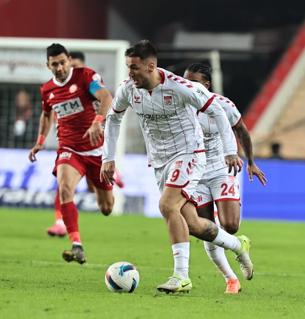 Süper Lig'de Kritik Viraj: Antalyaspor, Sivas Deplasmanında Hem Kendisi Hem Alanyaspor İçin Sahaya Çıkıyor!