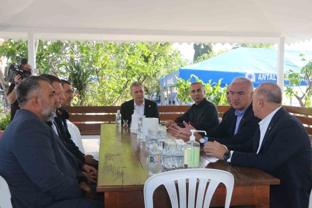 Azerbaycan Dışişleri Bakanı’ndan Mevlüt Çavuşoğlu’na taziye ziyareti