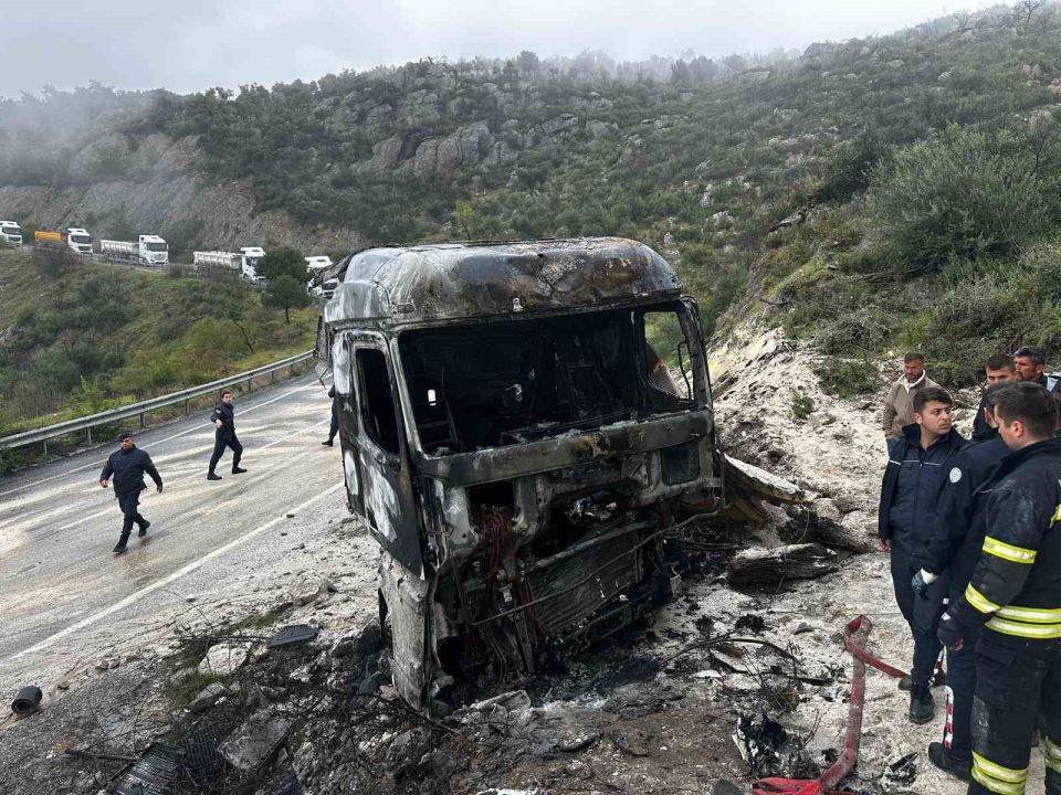 Tır Sürücüsü Feci Şekilde Yanarak Hayatını Kaybetti