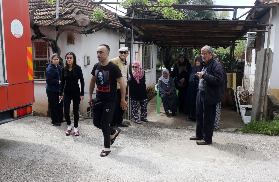 Evinde yangın çıkan 88 yaşındaki kadını, itfaiye erleri teselli etti