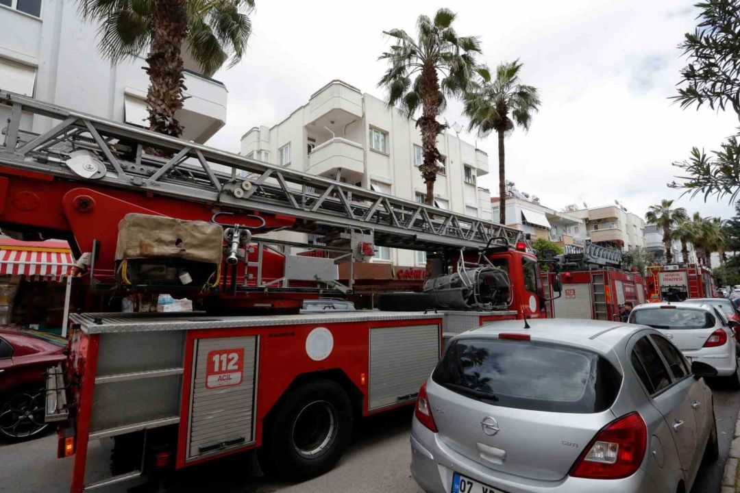 Çamaşır makinesinden çıkan yangın apartman sakinlerini sokağa döktü