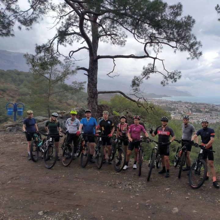 Rus ve Avrupalı Bisiklet Sporcuları Kamp İçin Kemer’i Tercih Etti