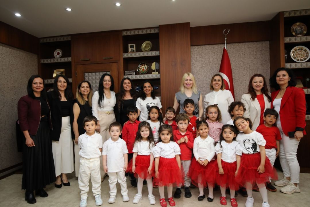 Akdeniz Üniversitesi Rektörü, koltuğunu çocuklara devretti
