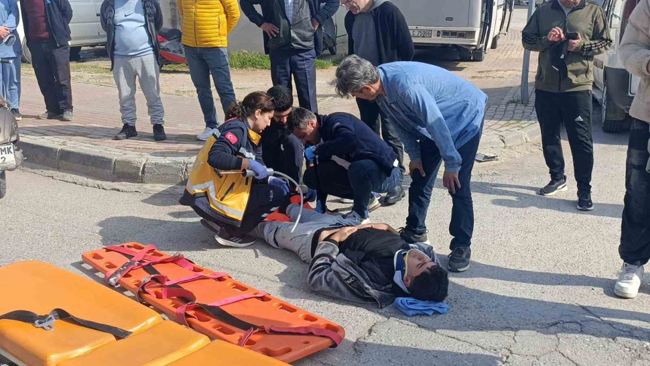 Antalya’da Hafif Ticari Araç Motosikletle Çarpıştı: 2 Yaralı