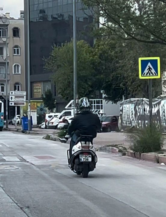 Motosiklette Bacak Bacak Üstüne Atıp Yolculuk Yaptı