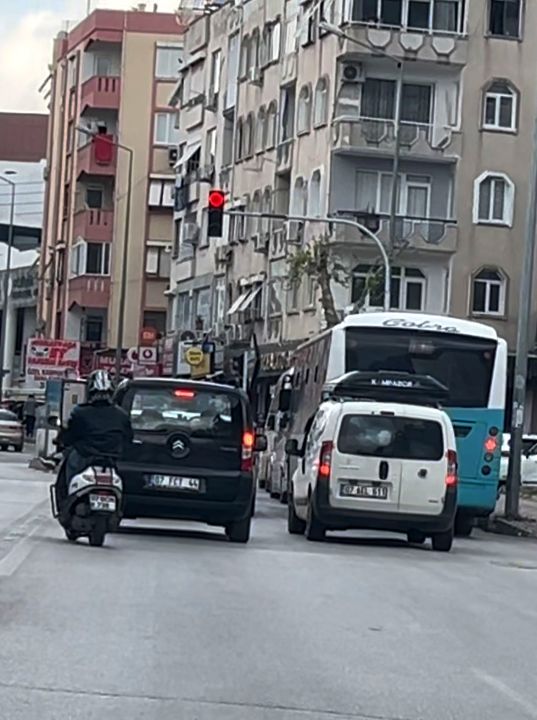 Motosiklette Bacak Bacak Üstüne Atıp Yolculuk Yaptı