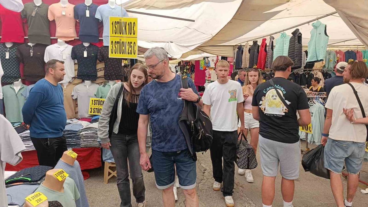 Otellerinden çıkan turistler minibüslerle akın akın bu pazara geliyor