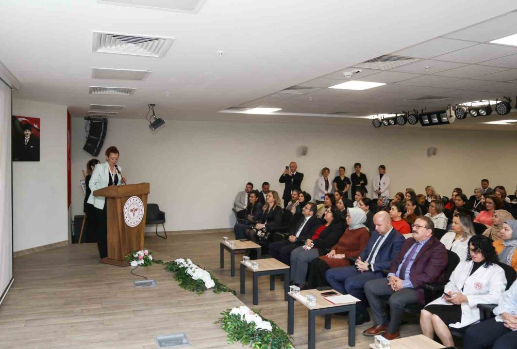 Antalya’da ebeler için "Doğal Olan Normal Doğum" eğitimi başladı