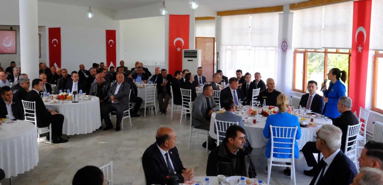 Vali Bilgihan, muhtarlarla toplantı yaptı