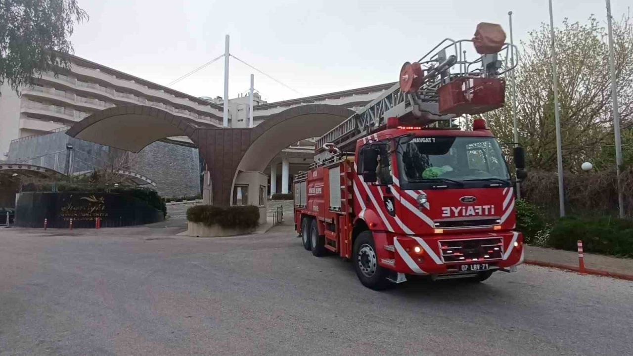 Antalya’da otelin santralinde çıkan yangın çalışanlarca söndürüldü