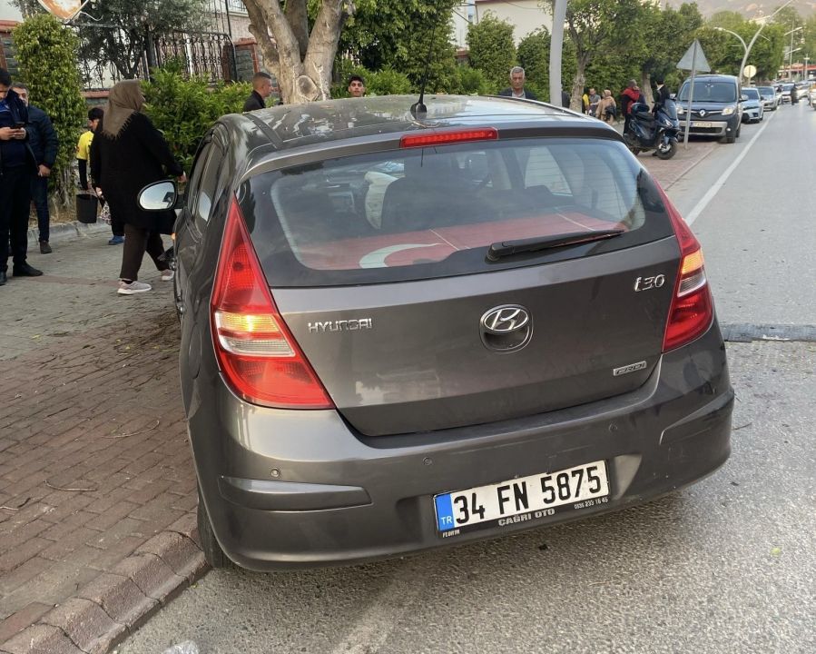 Otomobille ağaca çarptı, araçtaki yaralıları bırakıp kaçtı