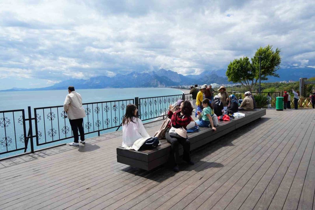 Deniz, Güneş ve Bayram sevinci Antalya’da buluştu