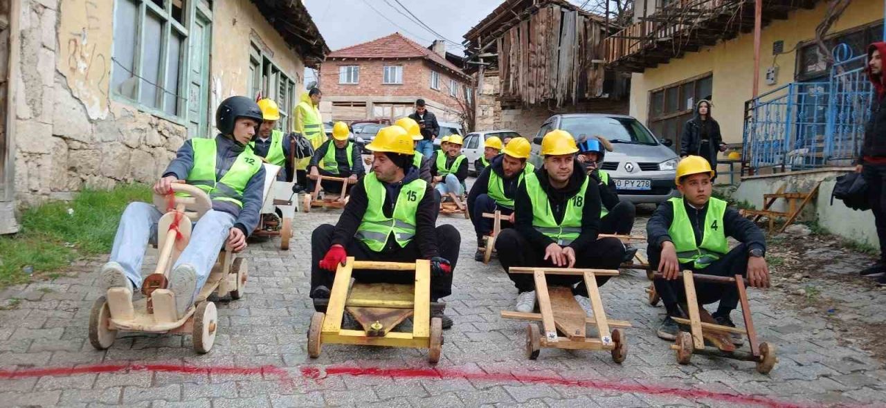 Fren yok, heyecan çok, geleneksel tahta araba yarışı nefesleri kesti