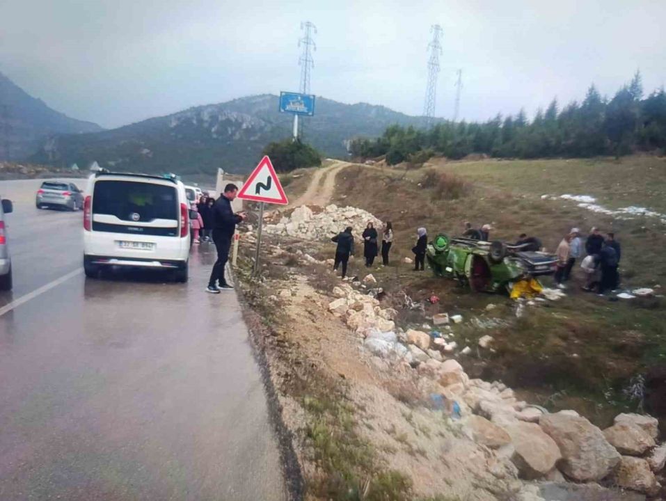 Eğirdir’de kontrolden çıkan otomobil takla attı: 3 yaralı