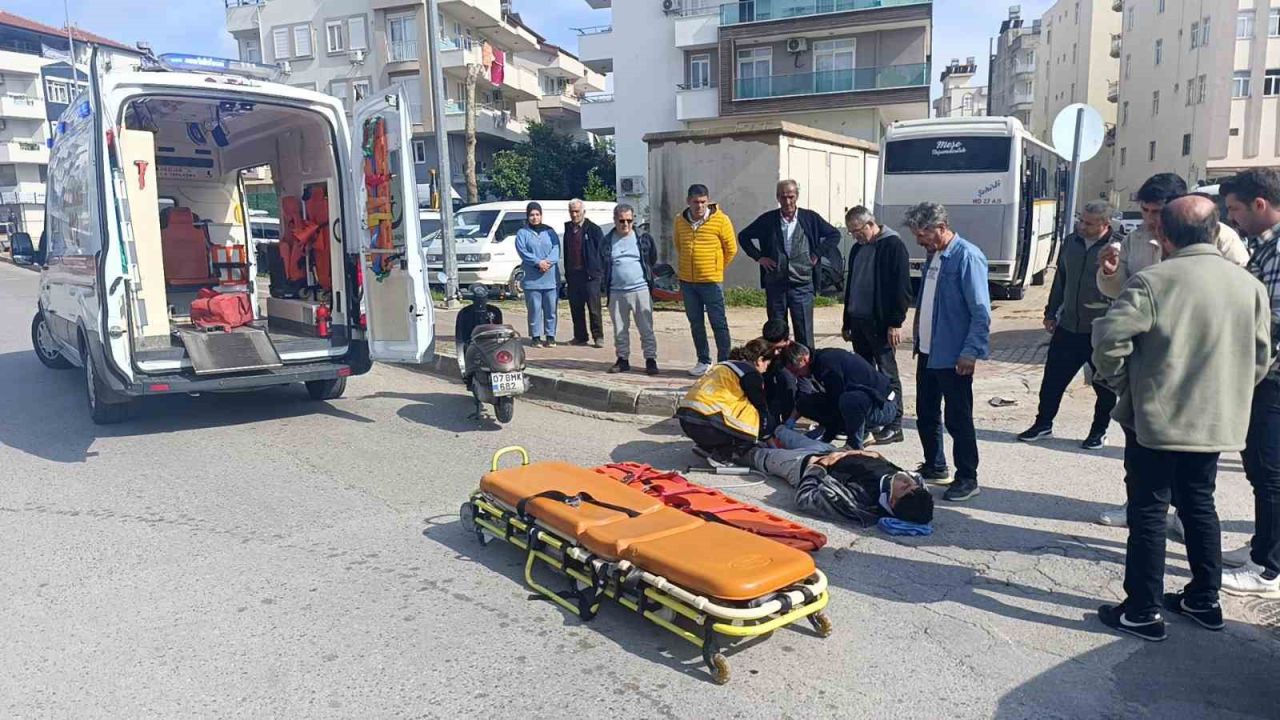 Antalya’da Hafif Ticari Araç Motosikletle Çarpıştı: 2 Yaralı