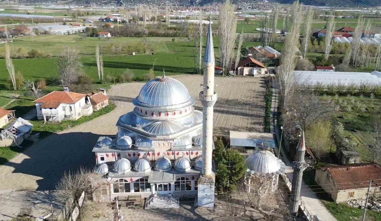 Her yıl aynı caminin kubbesine yuva yapan leylek cemaatin ilgi odağı oldu