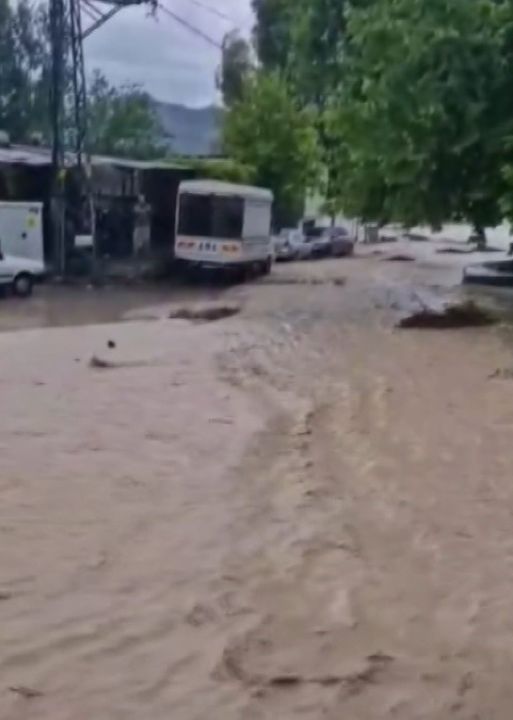 Mersin’de kuvvetli yağış hayatı olumsuz etkiledi