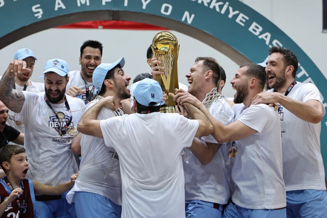 Şampiyon Trabzonspor kupasına kavuştu