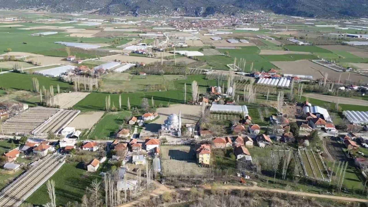 Her yıl aynı caminin kubbesine yuva yapan leylek cemaatin ilgi odağı oldu