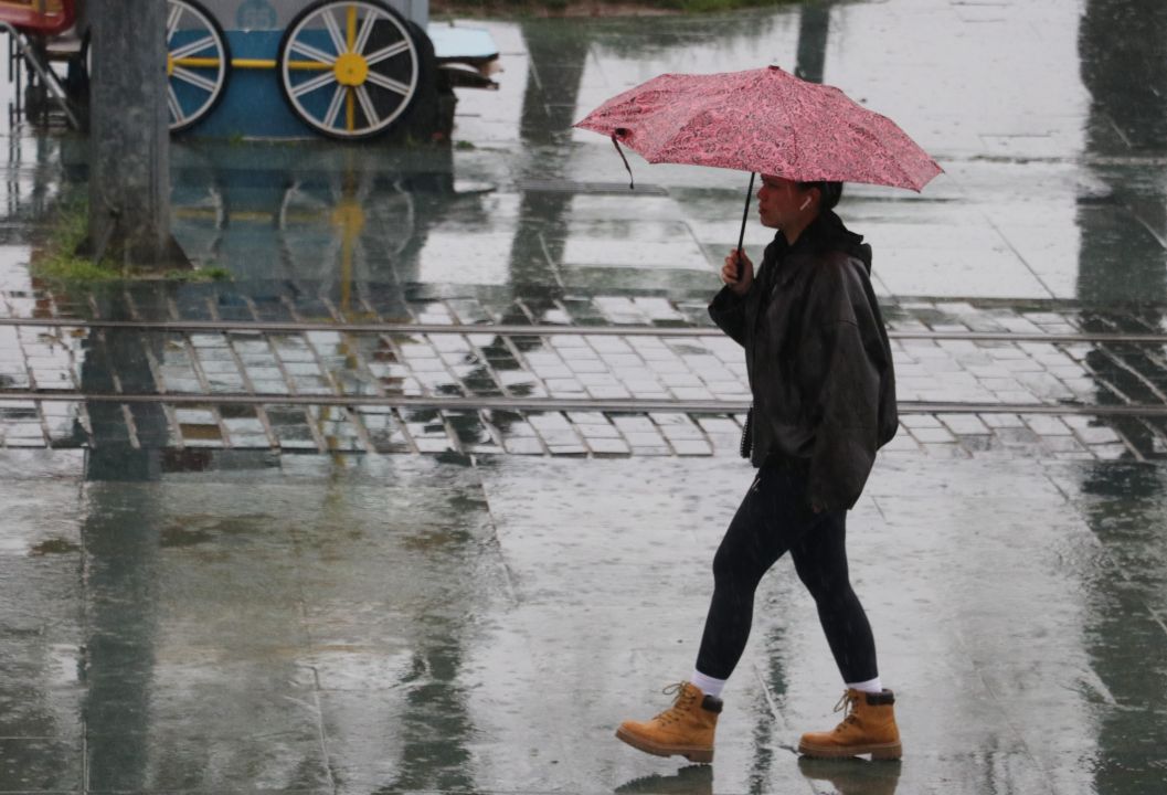 Antalya, bayramı yağmurla uğurladı