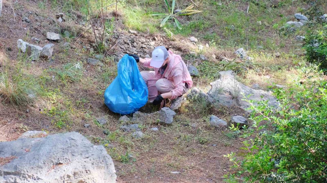 Kemer’de yabancı uyruklu kadınlar belediye ile birlikte poşetler dolusu çöp topladı
