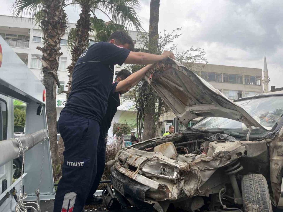 Alanya’da kontrolden çıkan kamyonet önce otomobile çarptı, ardından takla attı: 1 yaralı